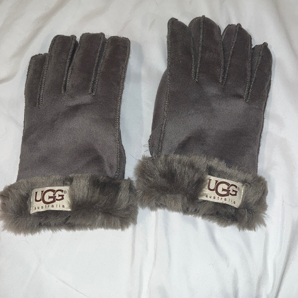 Grey UGG gloves, fits pretty much any size hand (might be big on youth)
